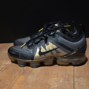 Nike VAPORMAC Black and Gold Athletic Shoes Mens Size 6.5  Womans Size 8